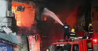 চল্লিশ ঘণ্টা পরও জ্বলছে করাচির শপিং মলের আগুন, নিহত বেড়ে ১৪